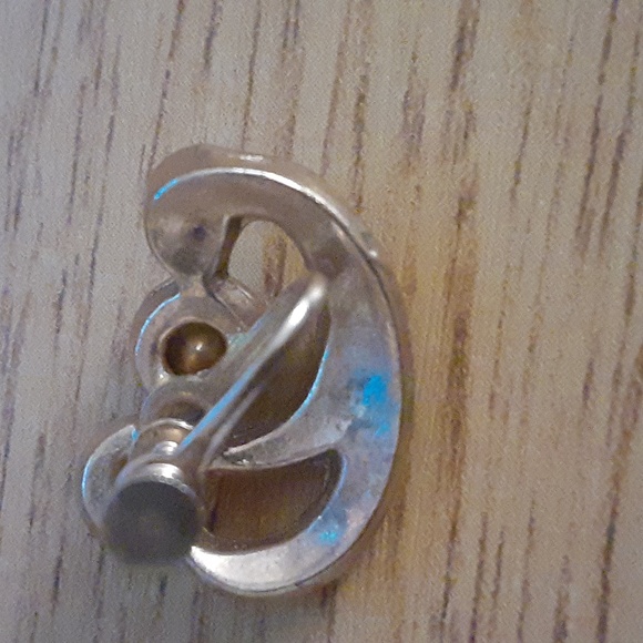 2 Pair Vintage Clip-on Earrings - Picture 5 of 6